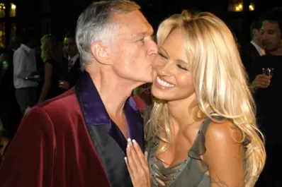 Entre lágrimas, Pamela Anderson despidió a Hugh Hefner