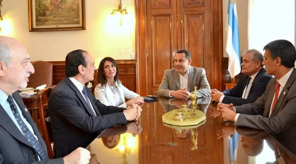 DIRECTIVOS DEL COLEGIO DE ABOGADOS VAN A LA CASA DE GOBIERNO. El vocal Marcelo Fénik, el vicepresidente Juan Musi, la secretaria Carolina Vargas Aignasse, el ministro Regino Amado, el presidente Marcelo Billone y Guillermo Arévalo, secretario de la entidad profesional. comunicación tucumán