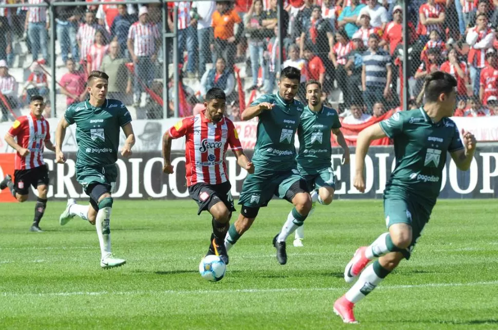 BENEFICIADOS. San Martín y Ferro, que se enfrentaron en La Ciudadela el sábado 16 por la primera fecha de la B Nacional, recibirán un porcentaje mayor de dinero. Ahora los dirigentes negocian nuevos ingresos. la gaceta / foto de hector peralta (archivo)