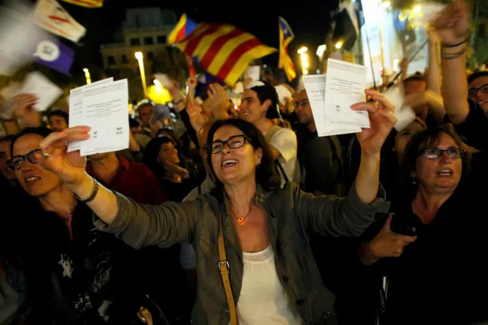 EN LAS CALLES. La gente celebra con papeletas y banderas separatistas. reuters