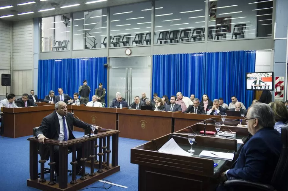 UNA ESCENA REPETIDA. Ángel Ale les pidió disculpas a los miembros del tribunal por un exceso que cometió durante una de las jornadas. la gaceta / FOTOs DE JORGE OLMOS SGROSSO