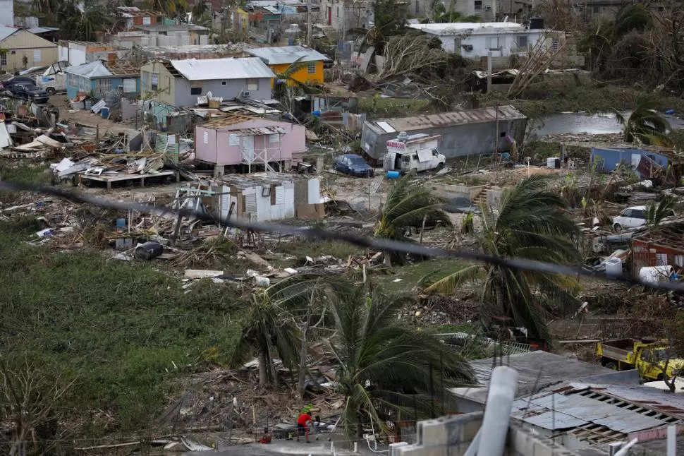 TRAS LA CATÁSTROFE. Niños juegan en el techo de una vivienda en Canovanas, Puerto Rico. reuters