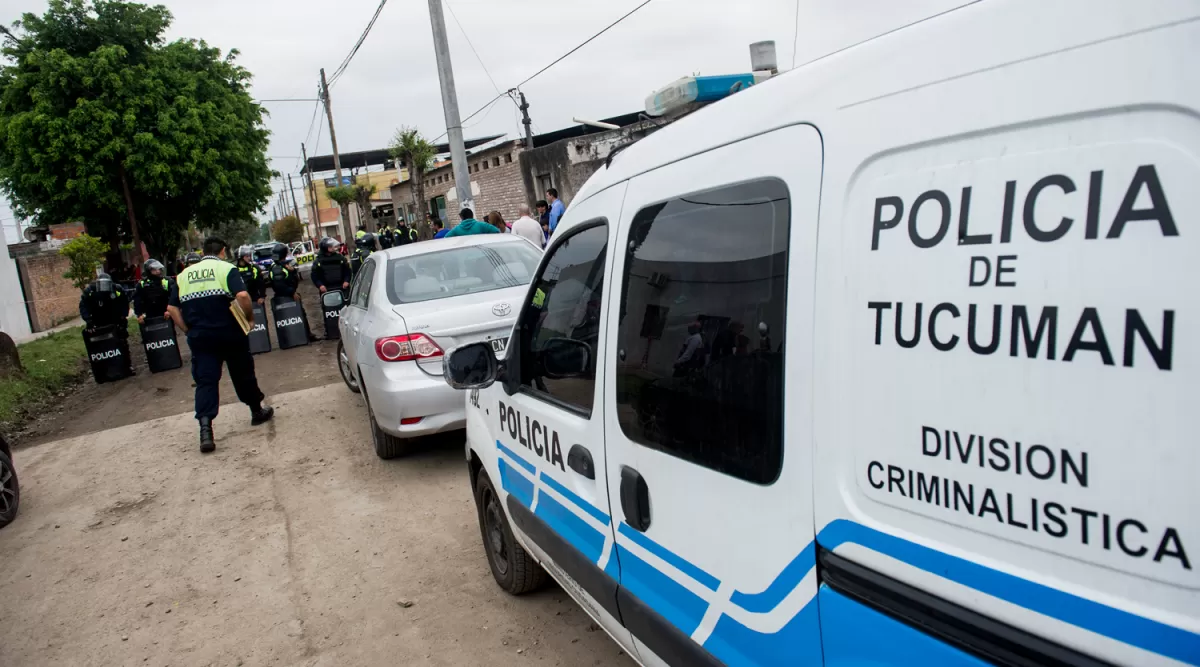 MOMENTOS DE TENSIÓN. Un cuerpo de Infantería se encargó de calmar los ánimos en el barrio donde se produjo el femicidio. la gaceta / FOTO DE JORGE OLMOS SGROSSO