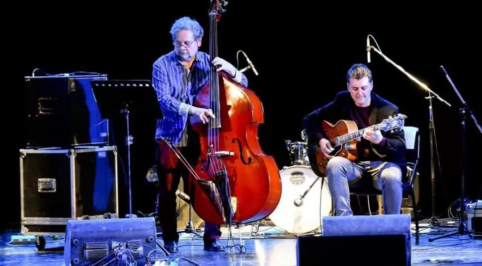 JUNTOS. El contrabajo es más alto, pero Puertas sabe cómo dominarlo.-