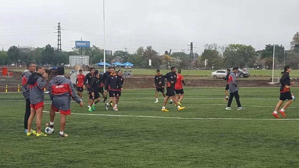 POR LA LLUVIA. El plantel trabajó ayer en una cancha de avenida Belgrano y Camino del Perú, que tiene césped sintético. prensa casm