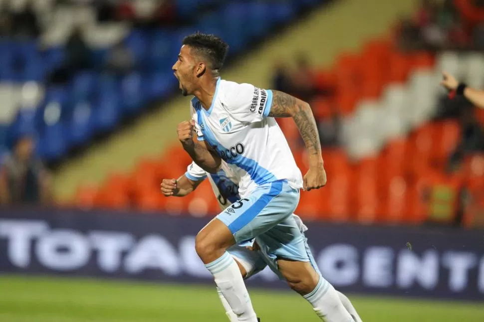 FELIZ DONDE ESTÁ. Freitas, el único volante de marca de Atlético, asegura que no es tan así como se dice: “marcamos todos y atacamos todos. Así es”. foto de marcelo ruiz (archivo)