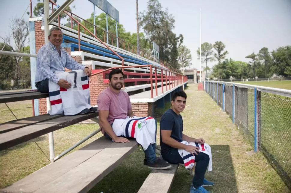 ESCALONADOS. Aníbal, Nicolás y Matías Orlande, con sus camisetas. “Antes de la final, les dije que las guardaran. Estaba seguro de que serían campeones”, dice Aníbal. la gaceta / foto de Inés Quinteros Orio