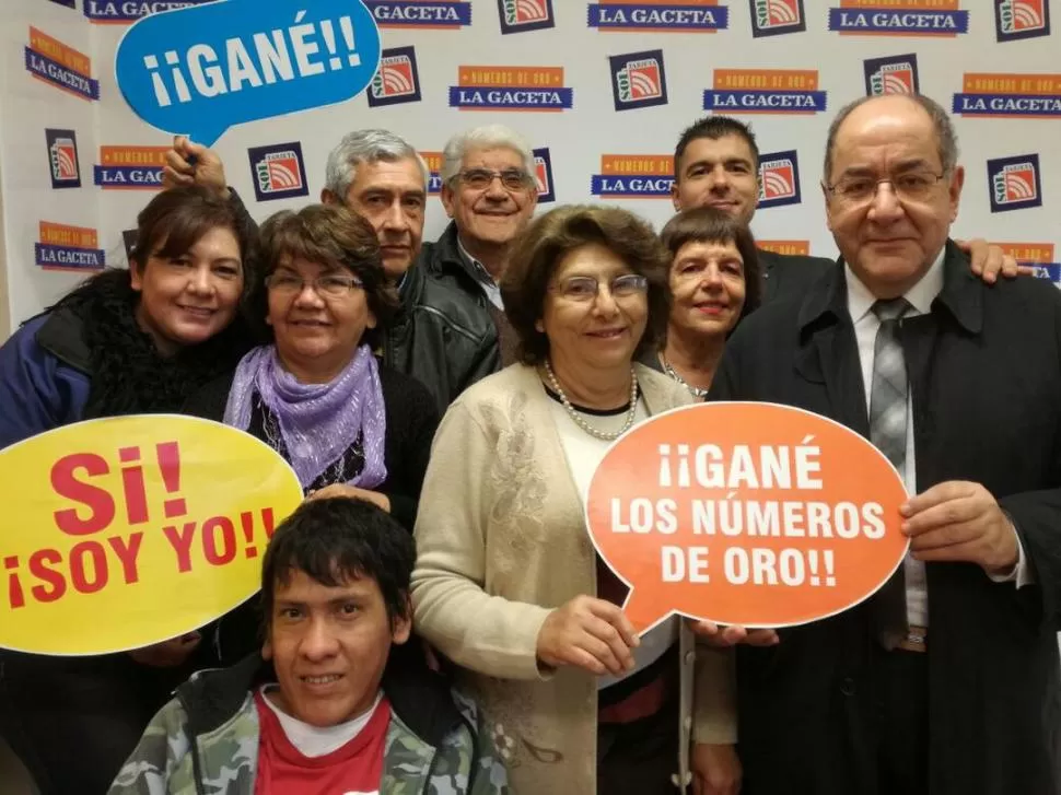 FELICES. Los tres ganadores acompañados por sus parejas y otros familiares.  