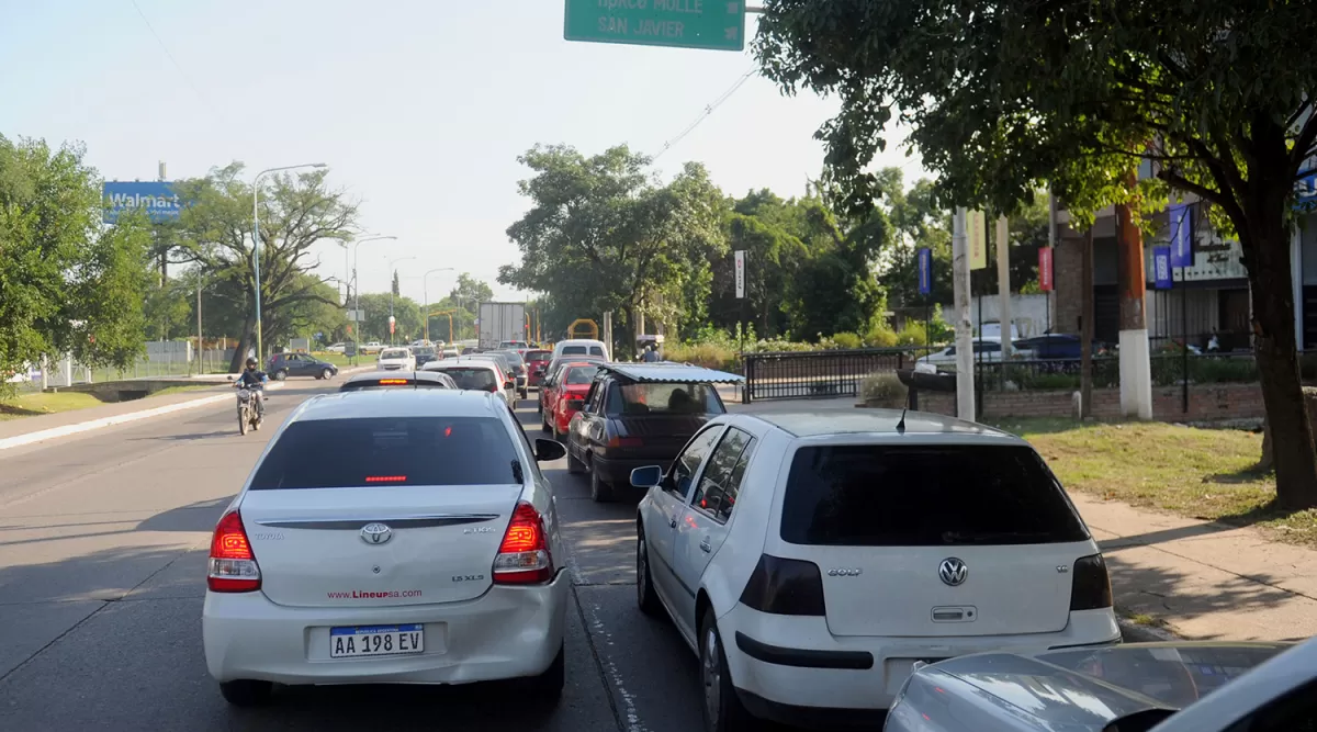 La rotonda suele tener un caos vehicular en los horarios pico. ARCHIVO