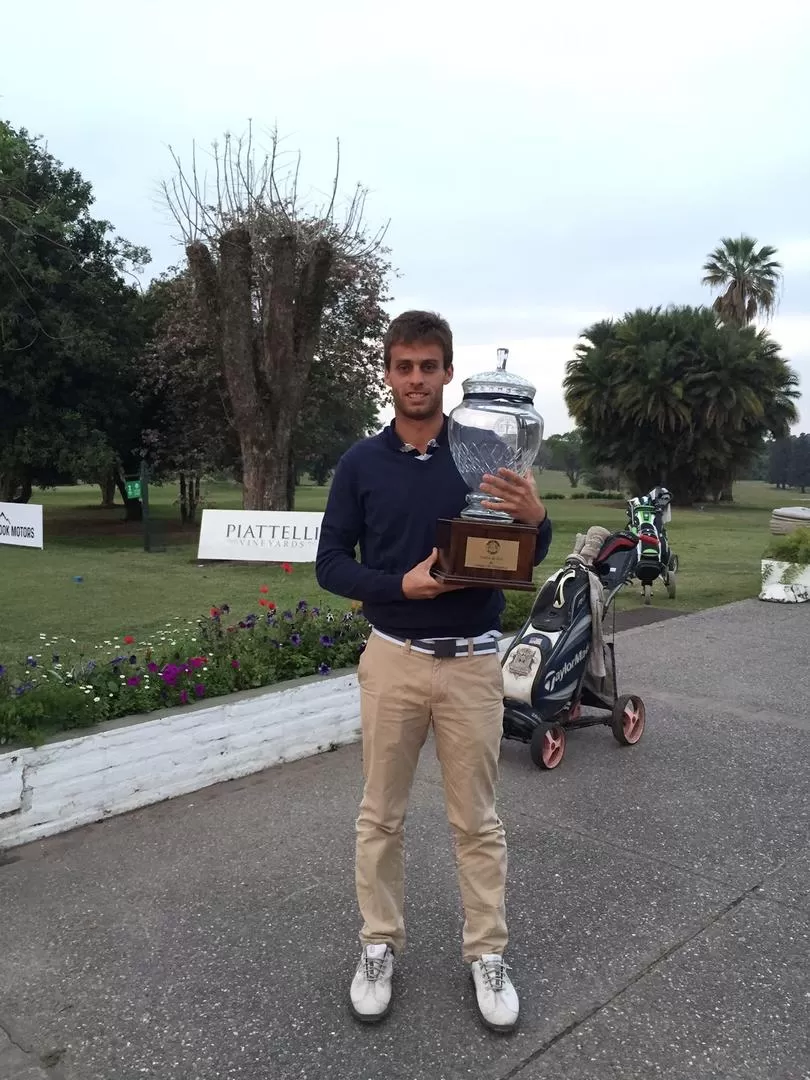 FELIZ. Bruchmann junto a la Copa. 