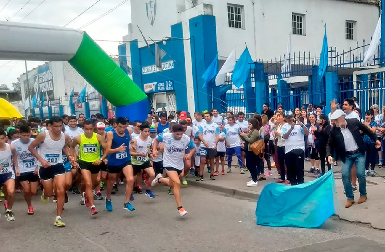 MARATÓN. Julio Ricardo Villa marca la largada a lo participantes en las puertas del estadio. (FOTO @CATOficial)