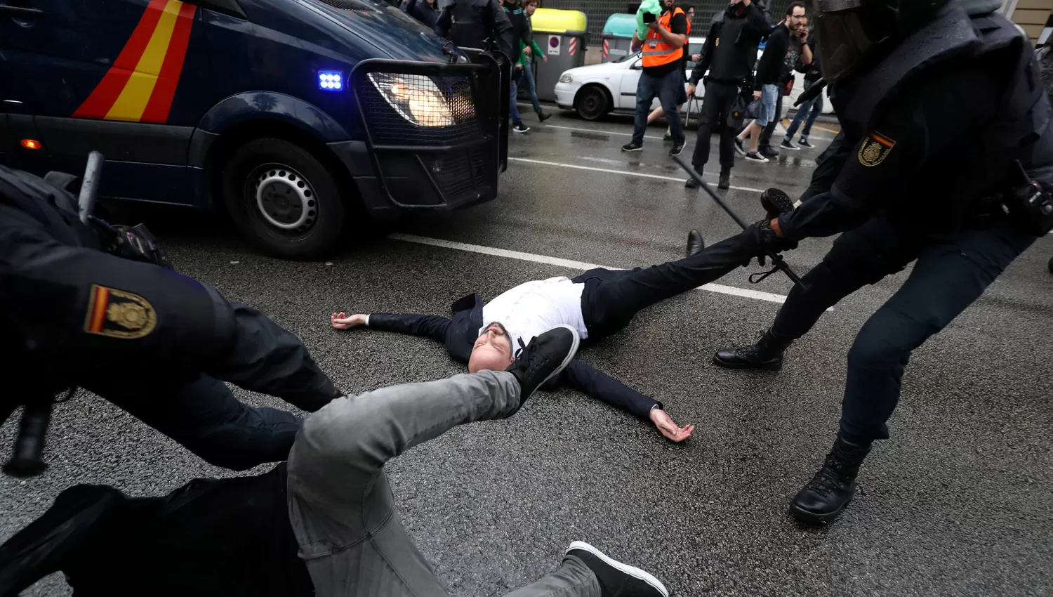 ENFRENTAMIENTOS Y REPRESIÓN. La Policía de España atacó a los ciudadanos que intentaron llegar a las zonas de votación. REUTERS