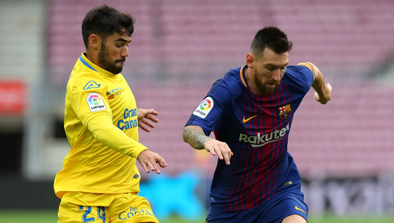 TRIBUNAS VACÍAS. Messi lleva la pelota en un escenario atípico para los Culés. REUTERS