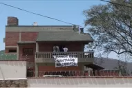 Milagro Sala pidió por Santiago Maldonado con una bandera desde el balcón de su casa