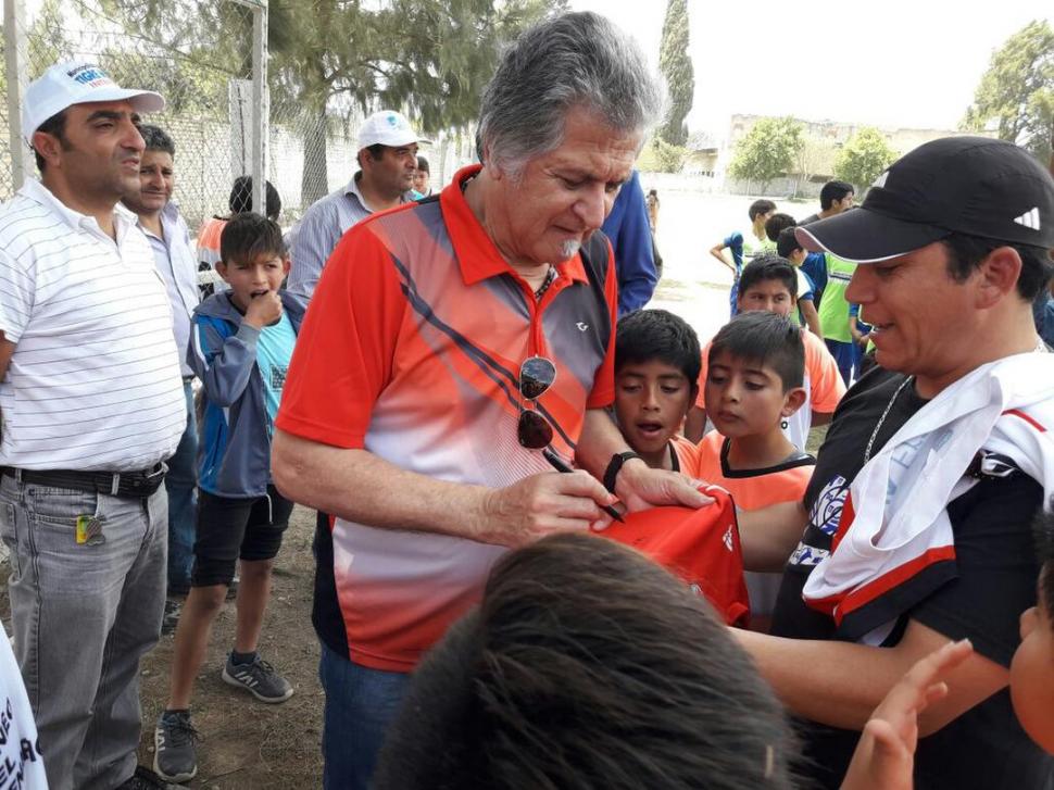 CON LOS CHICOS. “Pato” Fillol también asistió el Mundialito Infantil de Trancas. foto de Daniel Cata