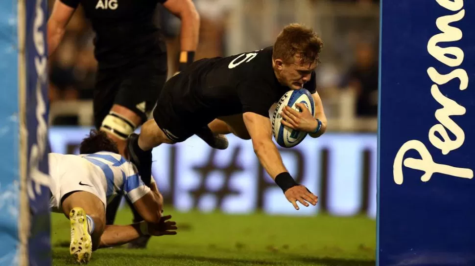 JUEGAN A OTRA COSA. McKenzie movió rápido y aprovechó que la defensa argentina estaba mal parada para marcar el segundo try de los All Blacks. Poco pudieron hacer Los Pumas frente al pentacampeón. Reuters