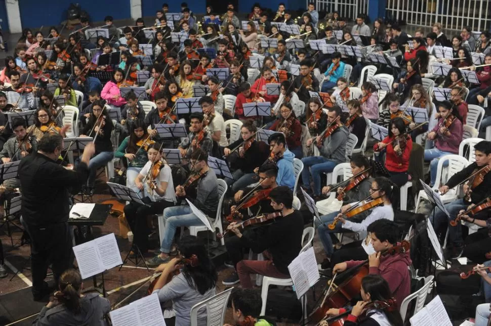 ENJAMBRE. Cientos de jóvenes instrumentistas compartieron varios días de ensayo, aprendieron y aprovecharon a un maestro como Gorelik. LA GACETA / FOTO DE ANTONIO FERRONI.- 