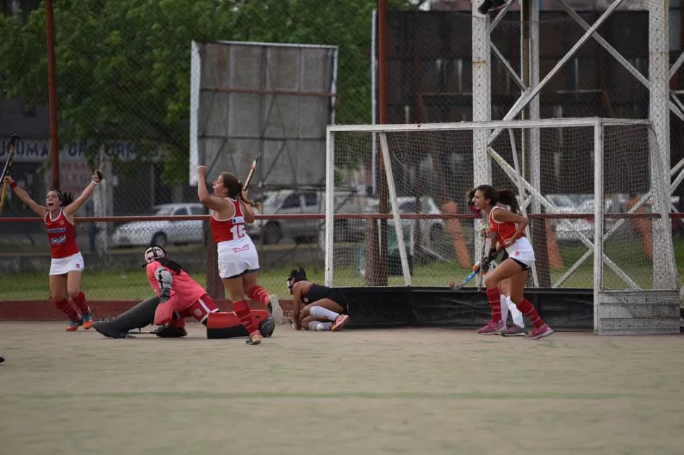 LA FIGURA. Sofía Curia (izquierda) festeja el gol de su compañera Tejerizo luego de un córner. El “Rojo” ahora se florea solo en la punta. la gaceta / foto de Inés Quinteros Orio