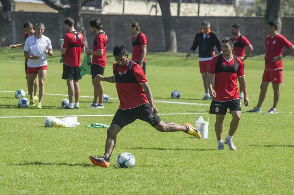 PENSANDO EN GANADOR. El plantel trabajó con la idea fija de sumar su segunda victoria en el torneo. Matías García será el encargado de generar fútbol, además de asistir a Claudio Bieler y Sergio González. la gaceta / FOTO DE JORGE OLMOS SGROSSO (archivo)