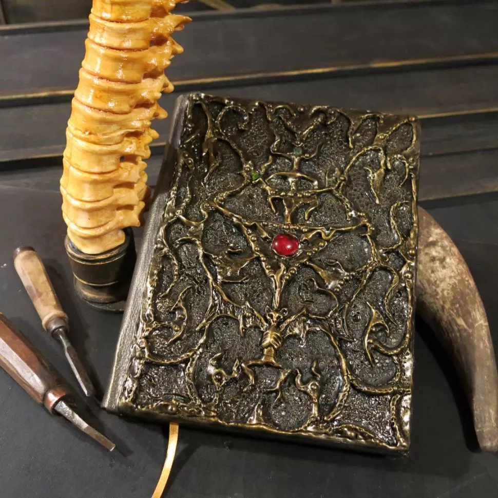 DOS INSPIRACIONES La idea de que la copia de un libro maldito, escrito en el siglo VIII, se salvó de la destrucción y se conserva en Buenos Aires fue urdida por HP Lovercraft y “homenajeada” por uno de sus devotos lectores: Jorge Luis Borges. 