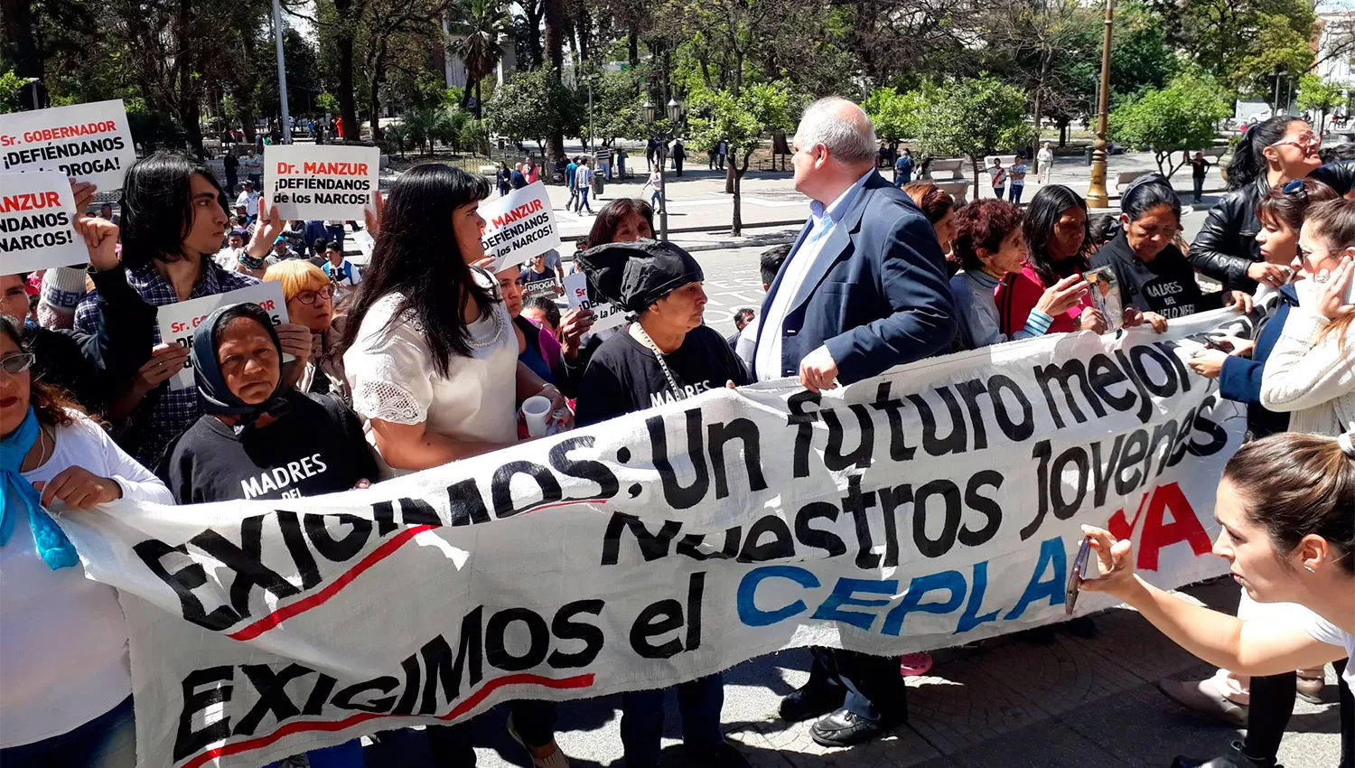 EN CASA DE GOBIERNO. Los manifestantes pidieron una audiencia con el gobernador Manzur. LA GACETA / FOTO DE MARTÍN DZIENCZARSKI VÍA MÓVIL