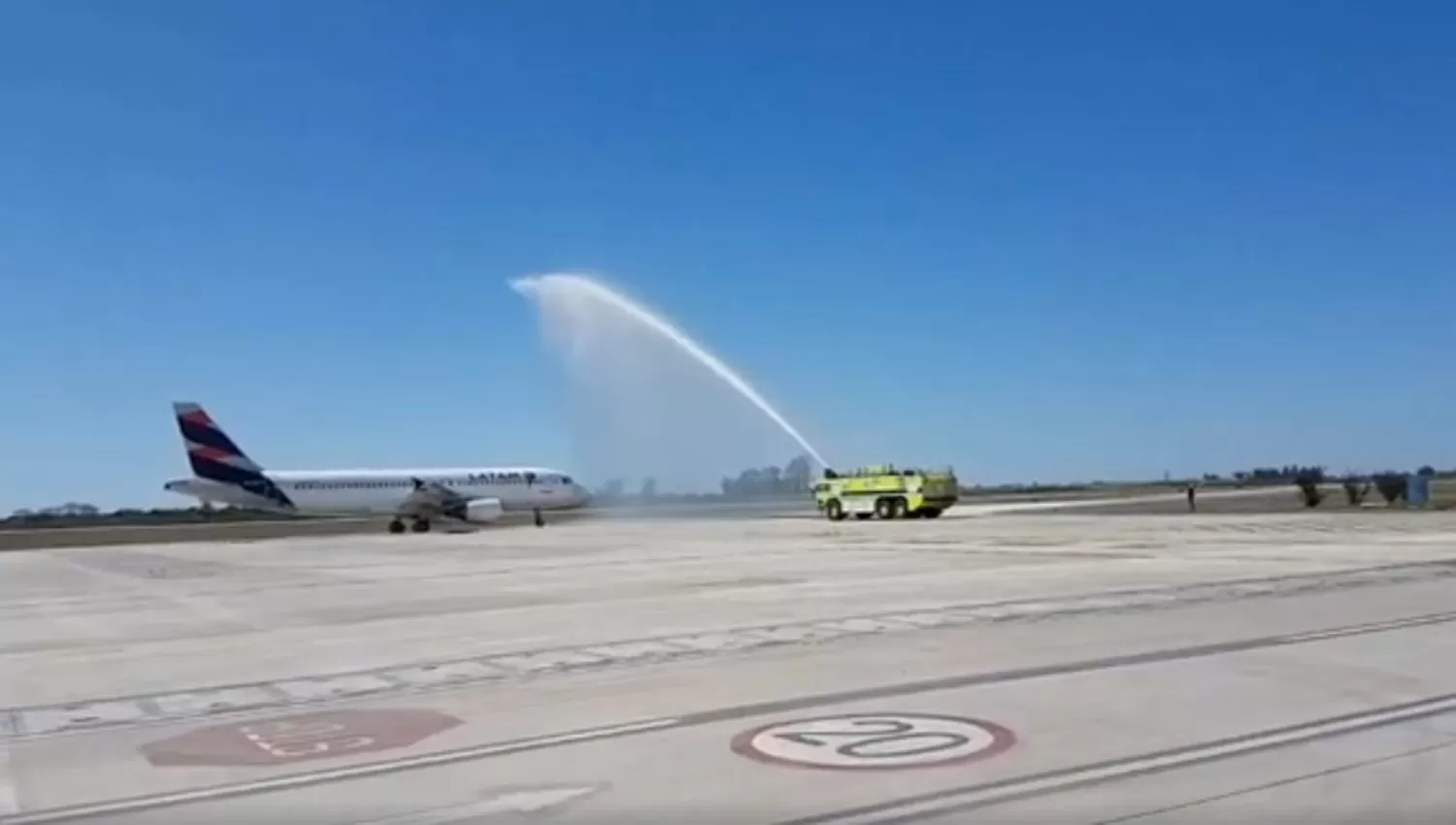 UNA TRADICIÓN. La primera vez que una nave llega a un aeropuerto es bañada con agua. CAPTURA DE VIDEO