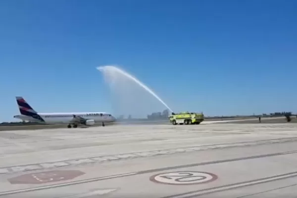 Mirá el bautismo del primer avión que partió desde Tucumán hacia Santiago de Chile