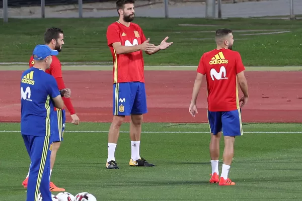 La selección española se concentra con Gerard Piqué en el ojo del huracán