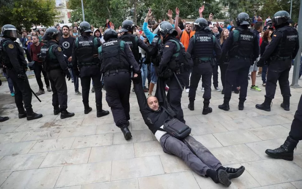 ENFRENTADOS. Las imágenes del choque entre civiles y las fuerzas de seguridad desataron el repudio internacional.  fotos reuters