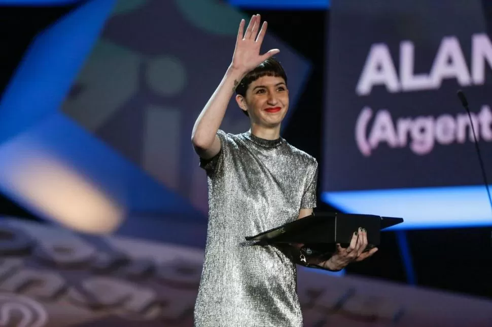 SOFÍA GALA. Dedicó la Concha    de Plata a todas las mujeres. twitter / @GalaCastiglione