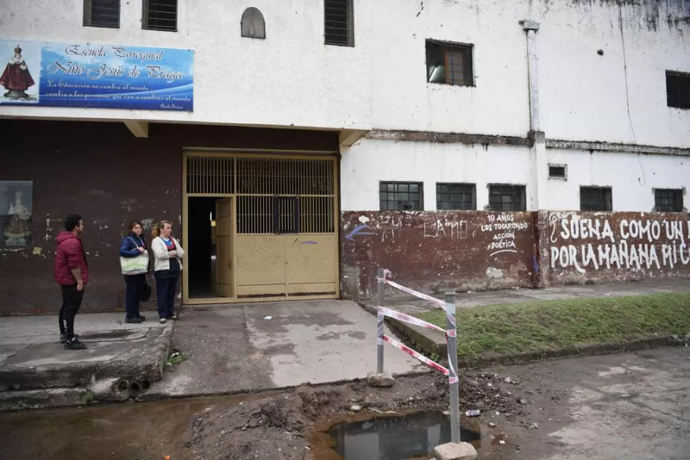 REFORZADO. El portón de hierro de ingreso siempre está con candado. la gaceta / foto de inés quinteros orio 