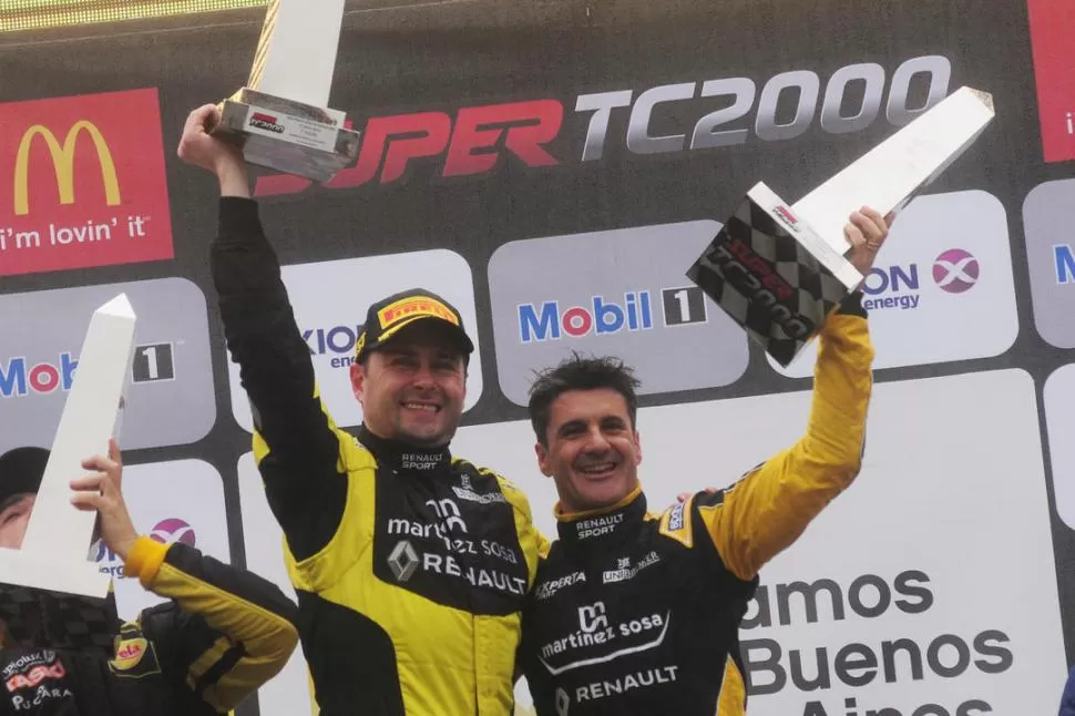 DUPLA FELIZ. Los ganadores, en el podio del “Gálvez”. Prensa STC2000