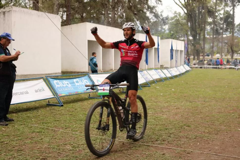 FESTEJO. Sundblad se consagró campeón tucumano de cross country y cross rural.  