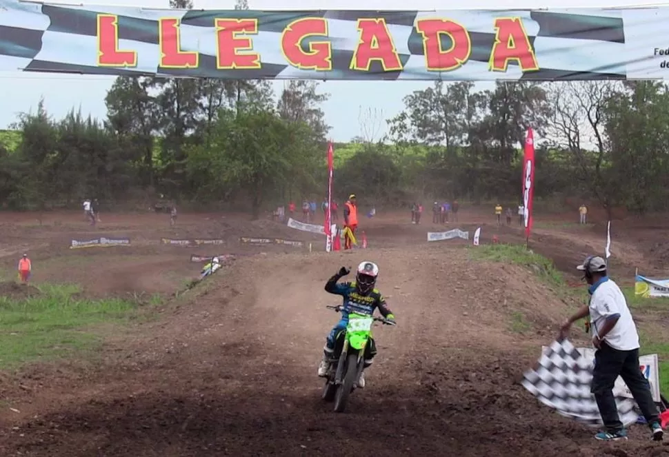 PELEADO. Toro tuvo que trabajar para vencer la resistencia de Zapata Bacur.  