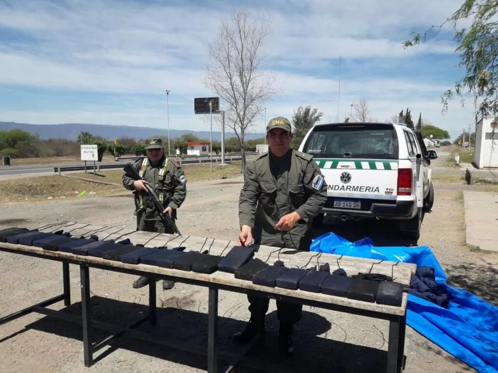 ESTUPEFACIENTES. Los paquetes que se hallaron en el conducto del ómnibus, detrás de un plástico mal puesto.  