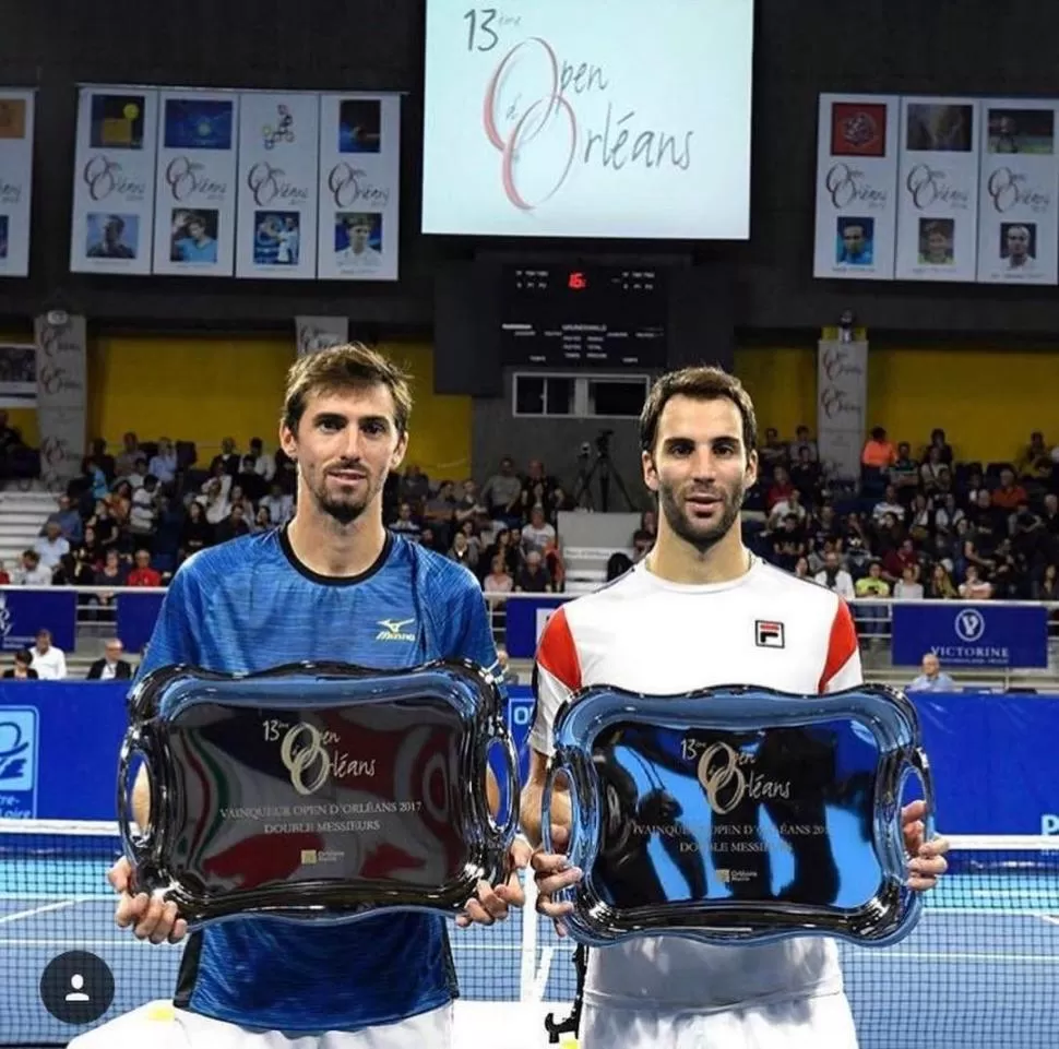 LA POSTAL. Molteni y Durán posan, ya relajados, después de una dura definición. 