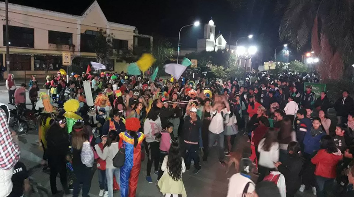 EL VIERNES. Antes de los enfrentamientos, en la plaza se vivió una fiesta. LULES HOY