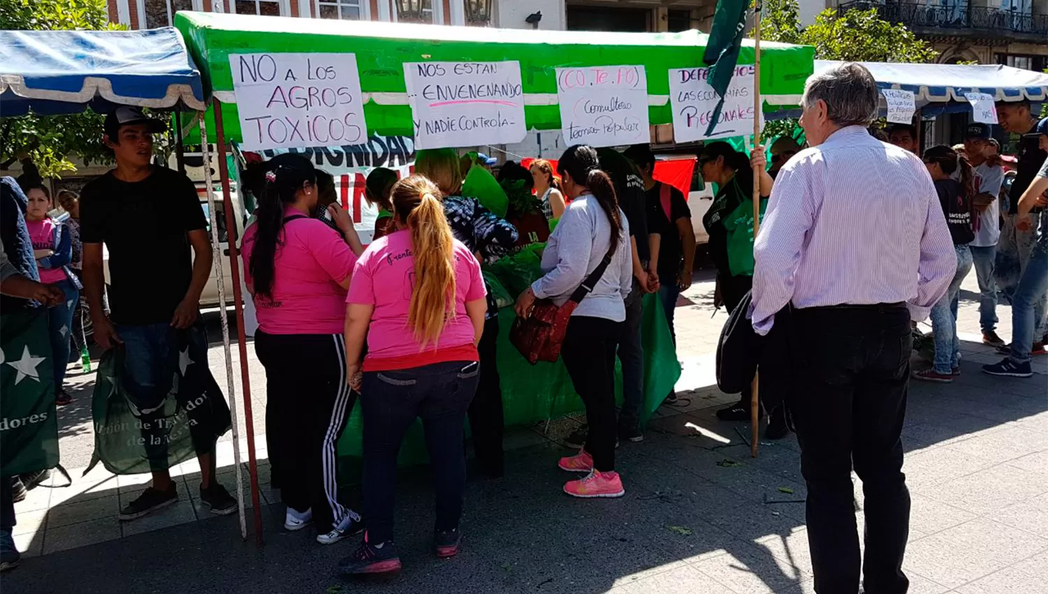 BOLSONES. Los pequeños productores se manifestaron en la plaza Independencia. LA GACETA