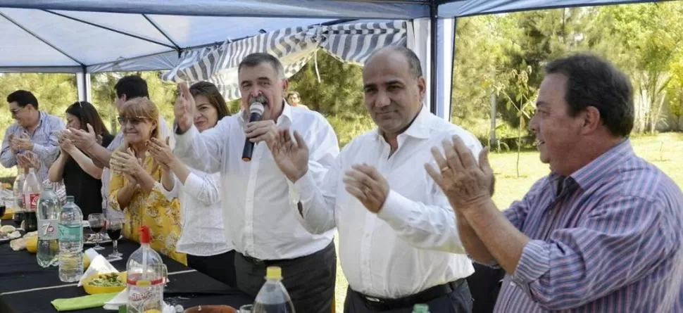 EN CAMPAÑA. Jaldo y Manzur recorrieron ayer Bella Vista, un municipio gobernado por el radicalismo. prensa osvaldo jaldo