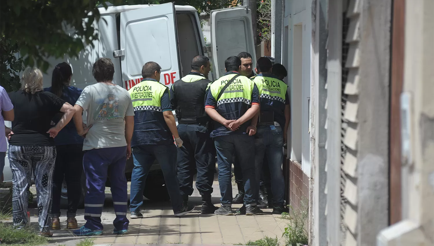 PERICIAS. La Policía tucumana actuó en conjunto con la Justicia en la casa donde se cometieron los crímenes. LA GACETA / FOTO DE FRANCO VERA