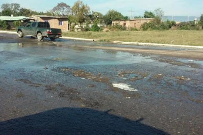 Reclamos por roturas en el ingreso de Lomas de Tafí