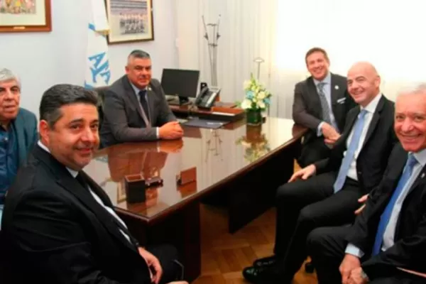 El presidente de la FIFA visitó la AFA y sostuvo que Argentina debe ser un ejemplo