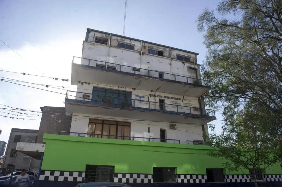 EL LUGAR. La ex Brigada funciona en el edificio de Junín al 800, vereda oeste. la gaceta / FOTO DE DIEGO ARáOZ