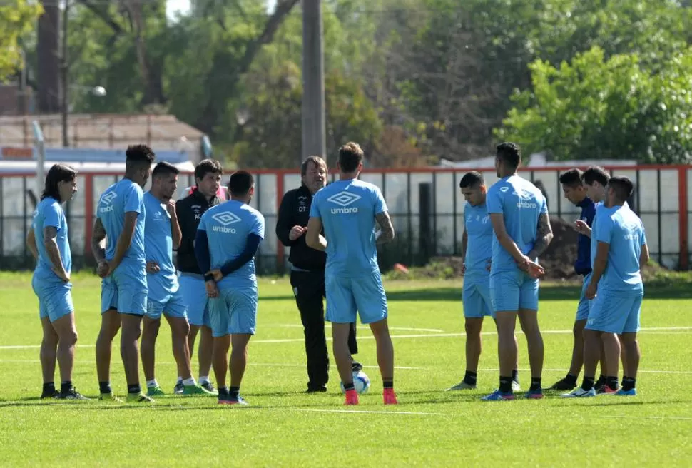 CONCENTRADOS. Zielinski intercambió conceptos con los jugadores, horas antes de emprender el viaje a Salta. la gaceta / foto de franco vera 