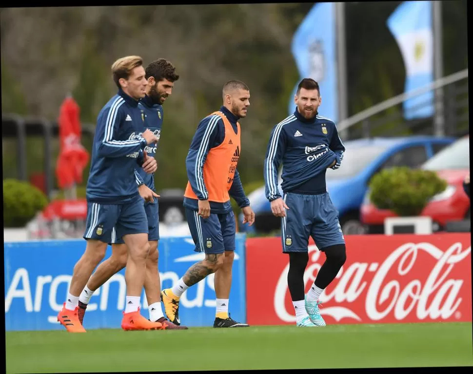 PUESTA PUNTO “ALBICELESTE”. Lucas Biglia, Federico Fazio, Mauro Icardi y Lionel Messi durante la práctica que realizó ayer la Selección en el predio de Ezeiza. telam