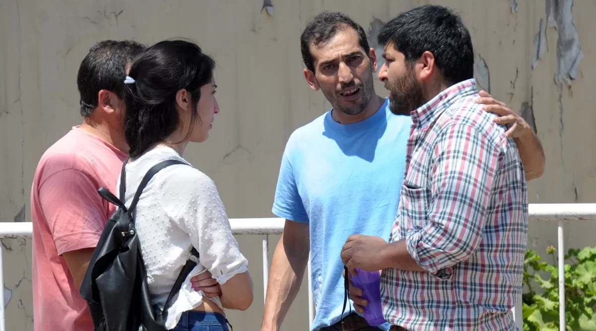 DEVASTADO. Martínez (derecha) es consolado por amigos y allegados. LA GACETA / FOTO DE FRANCO VERA