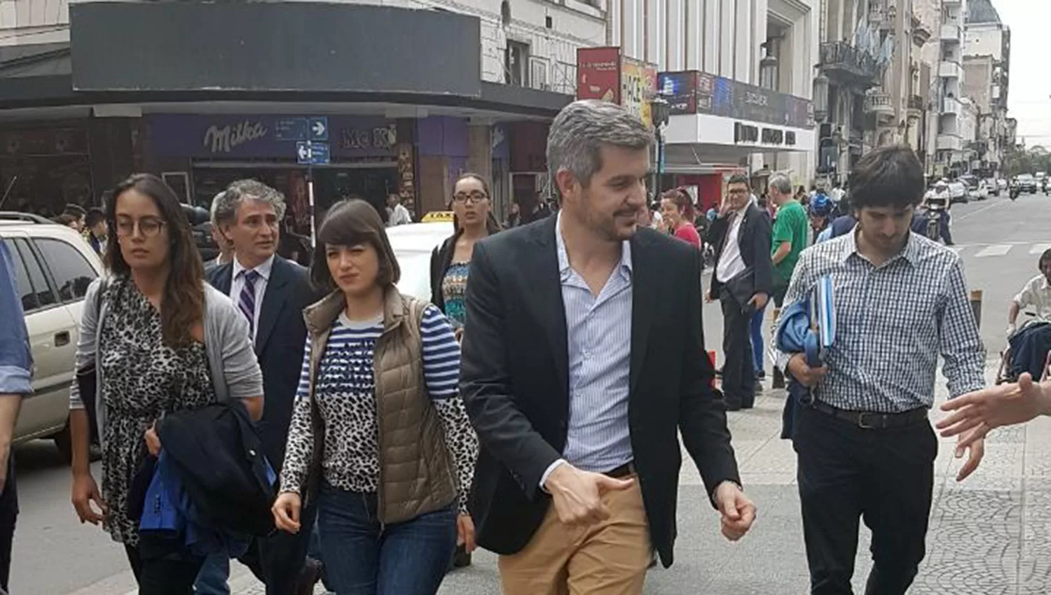 EN SAN MARTÍN AL 500. Marcos Peña camina por el centro tucumano. LA GACETA / FOTO DE FERNANDO STANICH