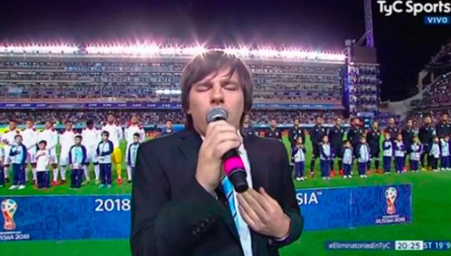 Nahuel Pennisi interpretando el Himno argentino en La Bombonera, en el partido de Argentina y Peru. 