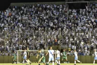 El contraste entre las hinchadas de Atlético y Sarmiento fue evidente