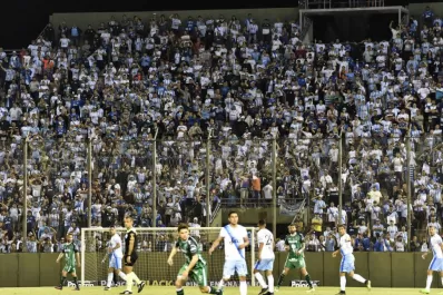 El contraste entre las hinchadas de Atlético y Sarmiento fue evidente